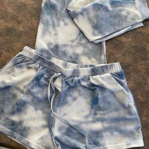 Blue and white tye dye set